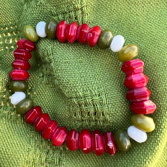 jade & coral gemstone stretch bracelet - Picture 3 of 11